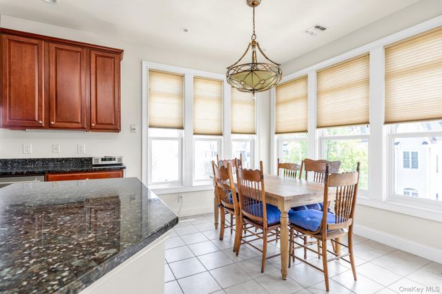 236 Roosevelt Way 3306, Westbury, NY 11590