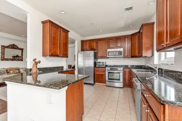 236 Roosevelt Way 3306, Westbury, NY 11590