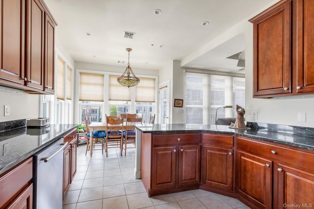 236 Roosevelt Way 3306, Westbury, NY 11590