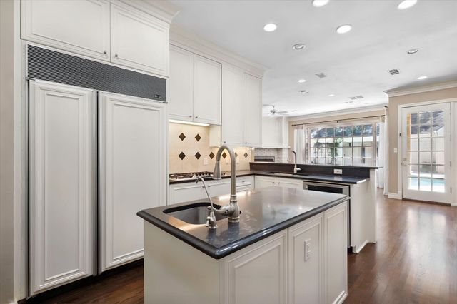 2410 GREEN PARK Drive, Arlington, TX 76017