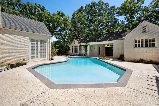 2410 GREEN PARK Drive, Arlington, TX 76017