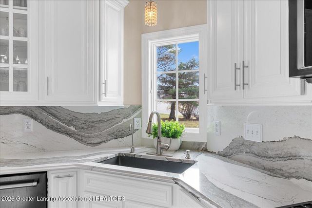 2120 Walmar Drive, Lansing, MI 48917