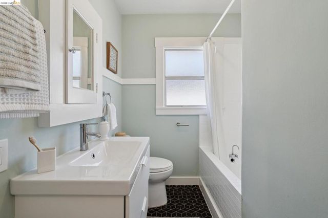4187 Emerald Street, Oakland, CA 94609