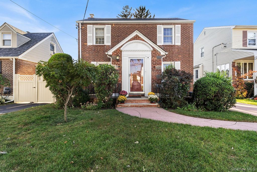 305 White Road, Mineola, NY 11501 — exterior