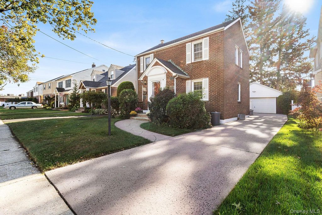 305 White Road, Mineola, NY 11501 — photo 2