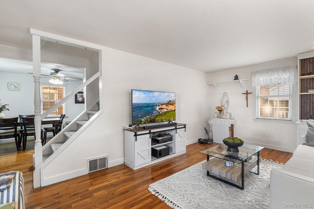 305 White Road, Mineola, NY 11501 — photo 5