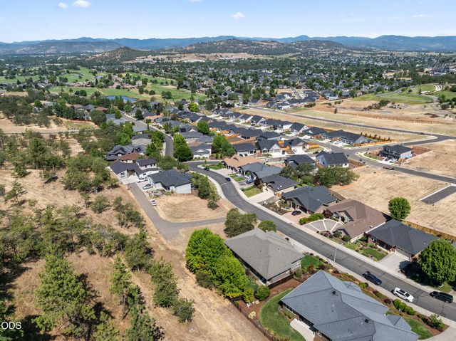 1330 Poppy Ridge Drive, Eagle Point, OR 97524