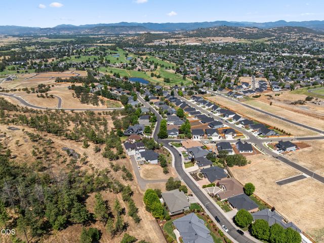 1330 Poppy Ridge Drive, Eagle Point, OR 97524