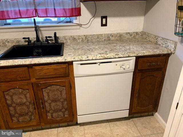 11B WALNUT RD, Manahawkin, NJ 08050