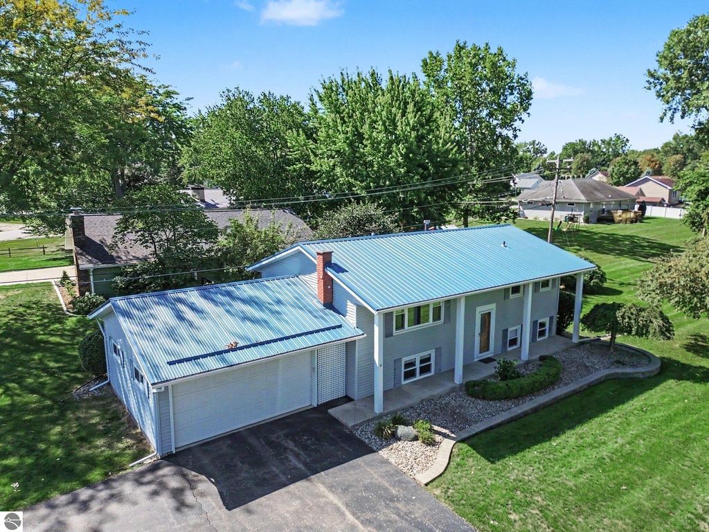 Image 1 of property listing at 160 Devon Drive, St Louis, MI 48880