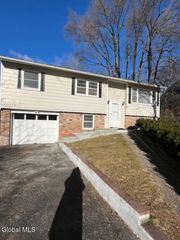 17 Tennessee Avenue, Colonie, NY 12205