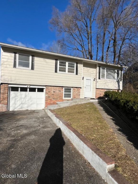 17 Tennessee Avenue, Colonie, NY 12205