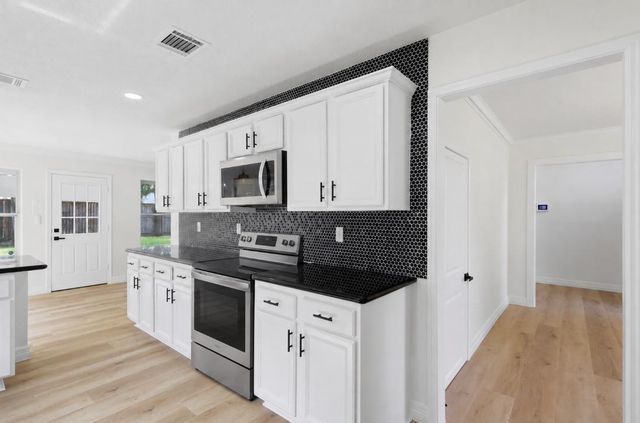 4823 Meadowglen Drive, Pearland, TX 77584