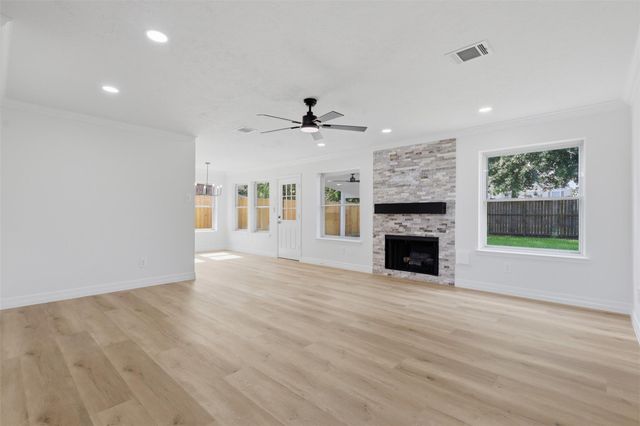 4823 Meadowglen Drive, Pearland, TX 77584
