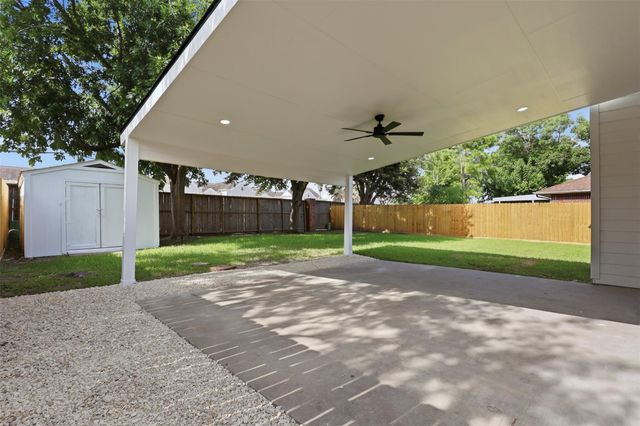 4823 Meadowglen Drive, Pearland, TX 77584