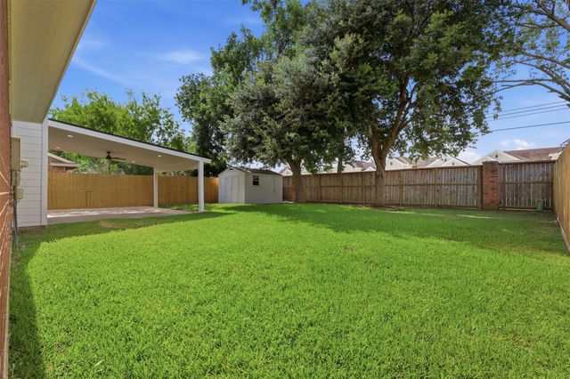 4823 Meadowglen Drive, Pearland, TX 77584