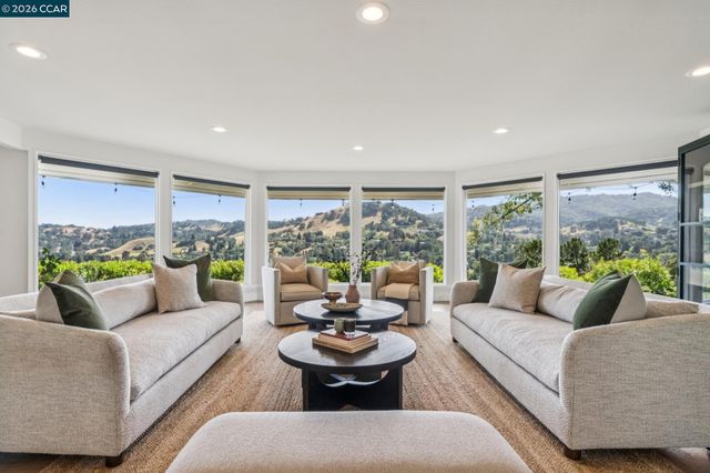 3175 Surmont Dr, Lafayette, CA 94549