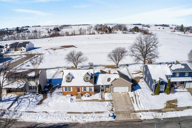 1505 Knoll Ridge Drive, Waverly, IA 50677