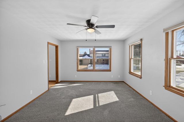 1505 Knoll Ridge Drive, Waverly, IA 50677