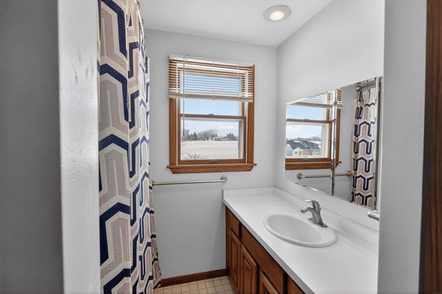 1505 Knoll Ridge Drive, Waverly, IA 50677