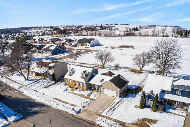 1505 Knoll Ridge Drive, Waverly, IA 50677