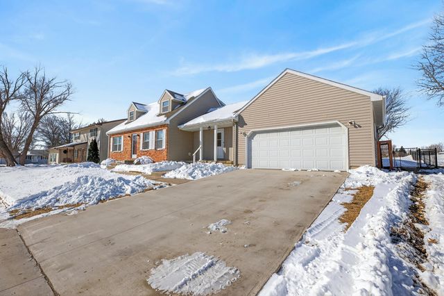 1505 Knoll Ridge Drive, Waverly, IA 50677