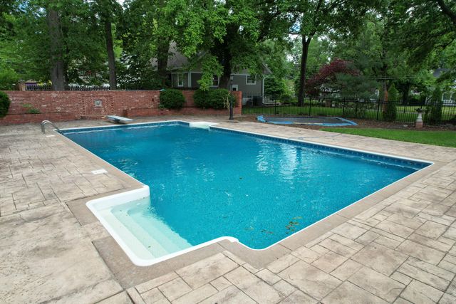 1435 East Walnut Street, Springfield, MO 65802