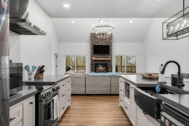 789 Breezy Point Lane, Kimberling City, MO 65686