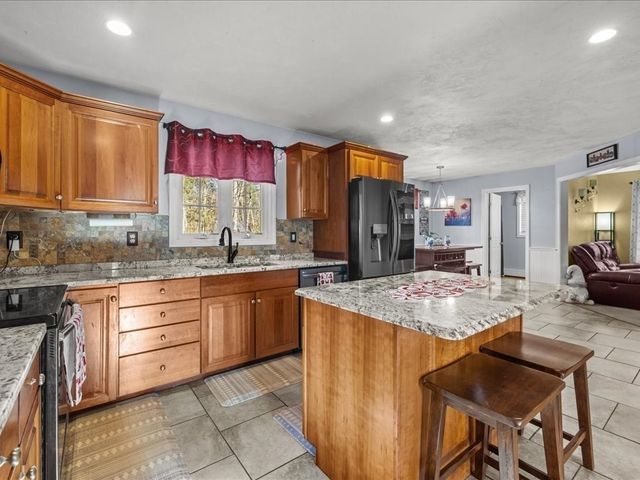 141 Peach St, Barre, MA 01005