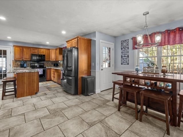 141 Peach St, Barre, MA 01005