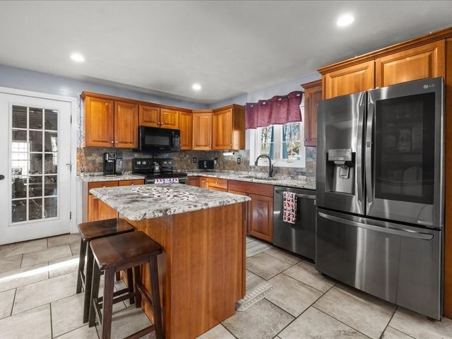 141 Peach St, Barre, MA 01005