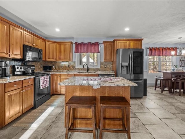 141 Peach St, Barre, MA 01005