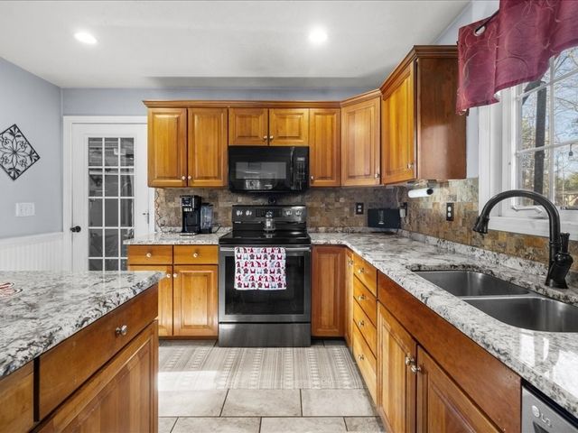 141 Peach St, Barre, MA 01005