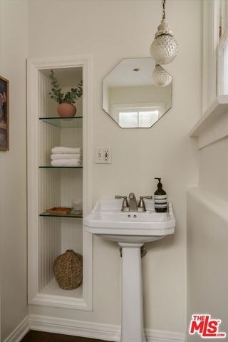 1990 Lucile Avenue, Los Angeles, CA 90039