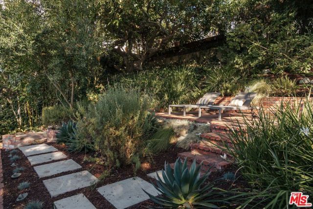 1990 Lucile Avenue, Los Angeles, CA 90039