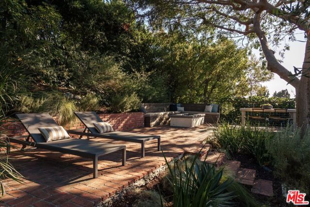 1990 Lucile Avenue, Los Angeles, CA 90039