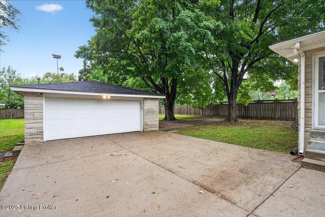 3026 Bridwell Dr, Louisville, KY 40216