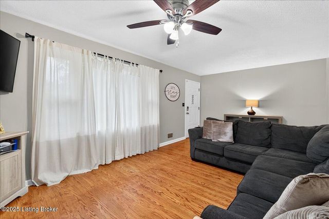 3026 Bridwell Dr, Louisville, KY 40216