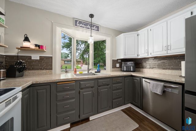 121 S 5th Ave, Brandon, SD 57005