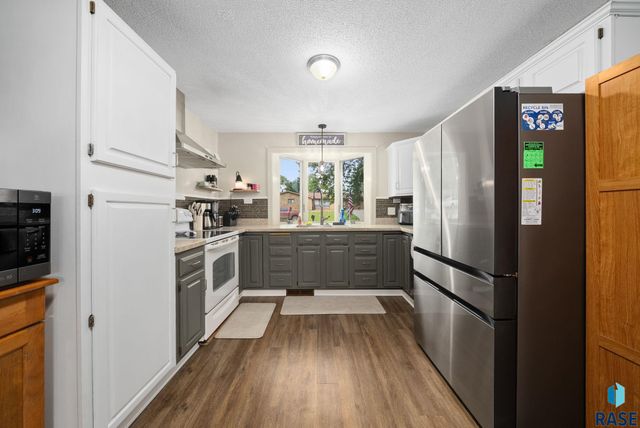 121 S 5th Ave, Brandon, SD 57005