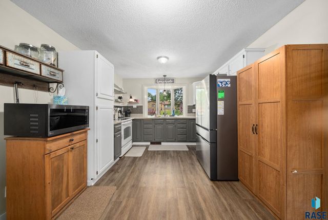 121 S 5th Ave, Brandon, SD 57005