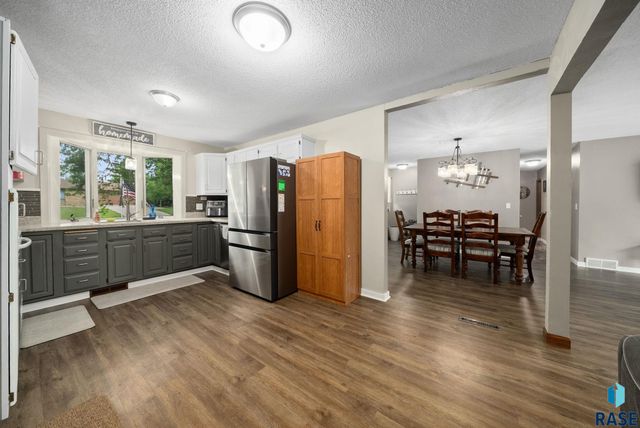 121 S 5th Ave, Brandon, SD 57005
