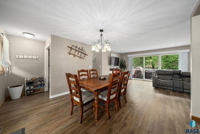 121 S 5th Ave, Brandon, SD 57005