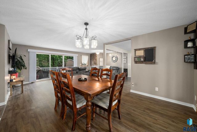 121 S 5th Ave, Brandon, SD 57005
