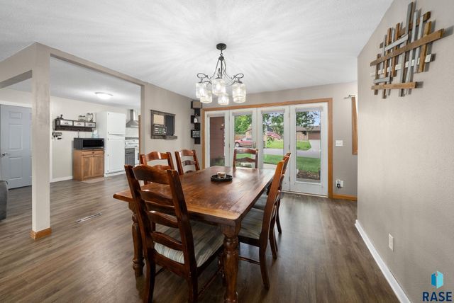 121 S 5th Ave, Brandon, SD 57005