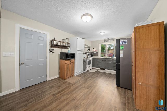 121 S 5th Ave, Brandon, SD 57005