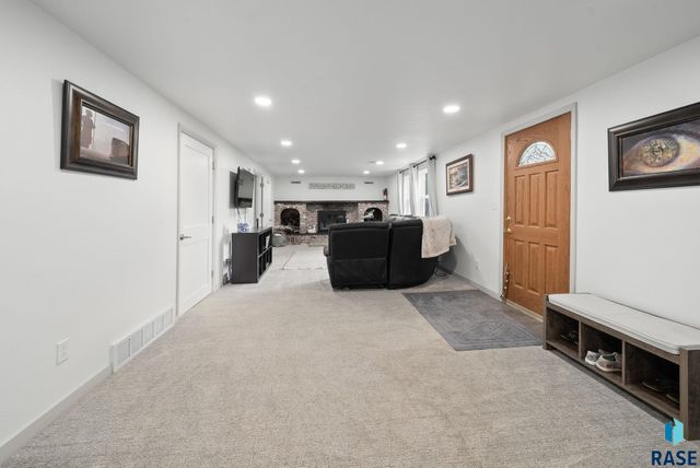 121 S 5th Ave, Brandon, SD 57005
