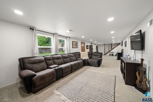 121 S 5th Ave, Brandon, SD 57005