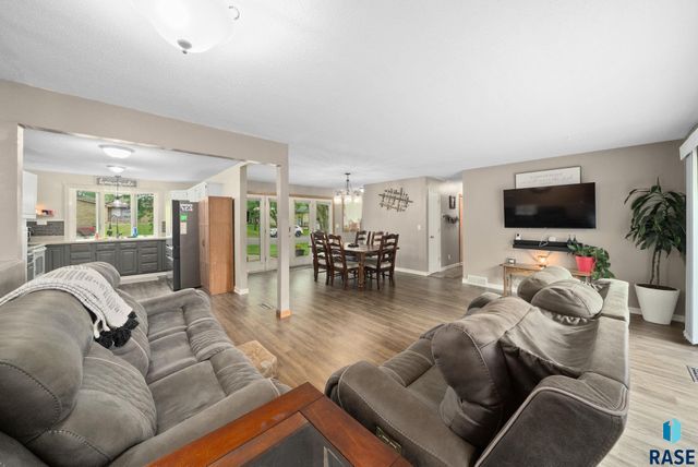 121 S 5th Ave, Brandon, SD 57005
