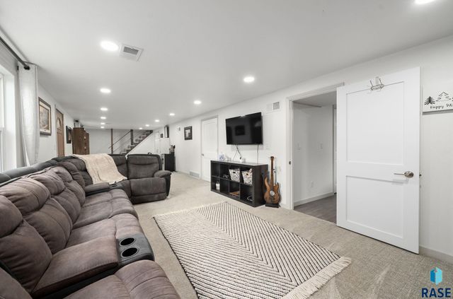 121 S 5th Ave, Brandon, SD 57005